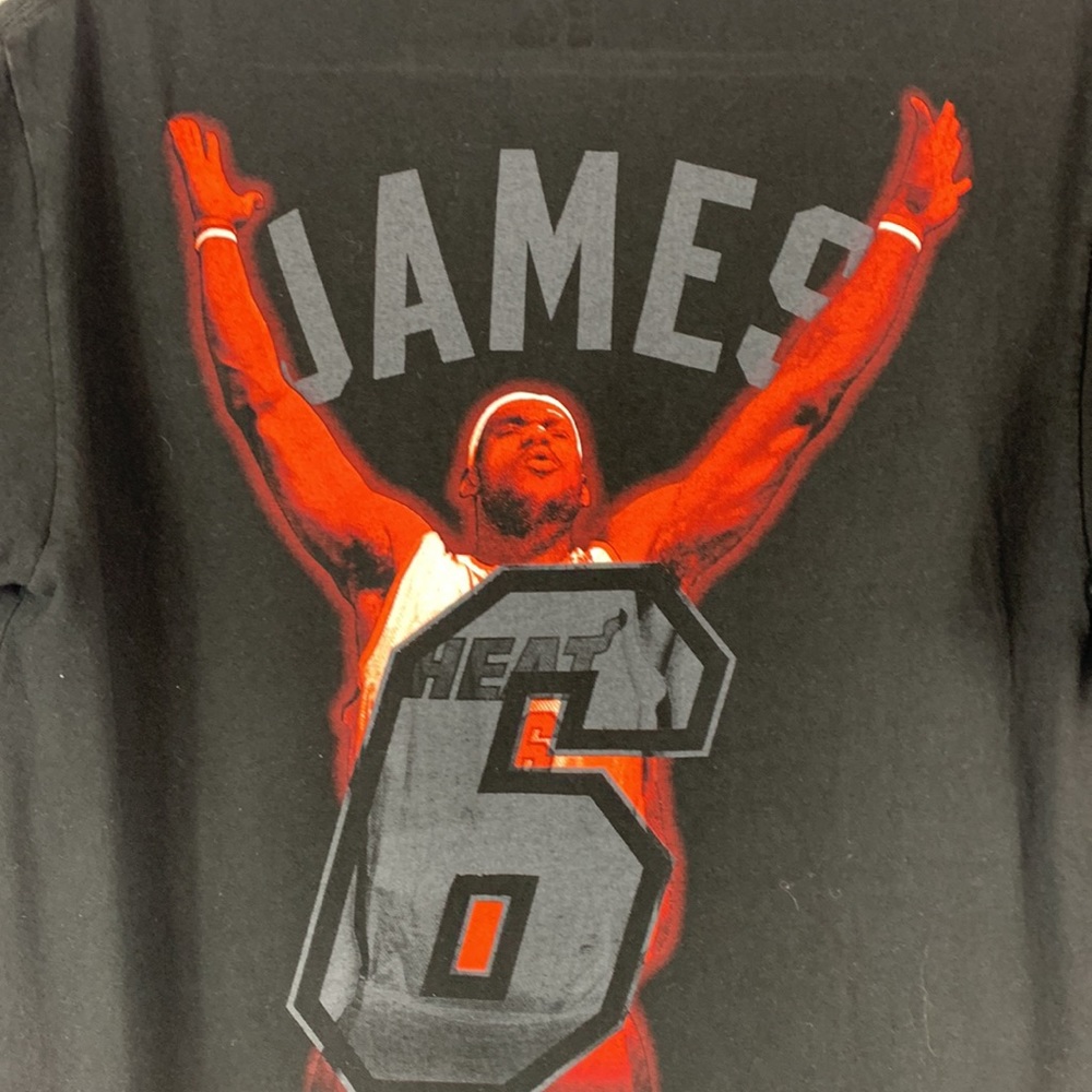 Majestic NBA Lebron James black short sleeved tee shirt size medium.